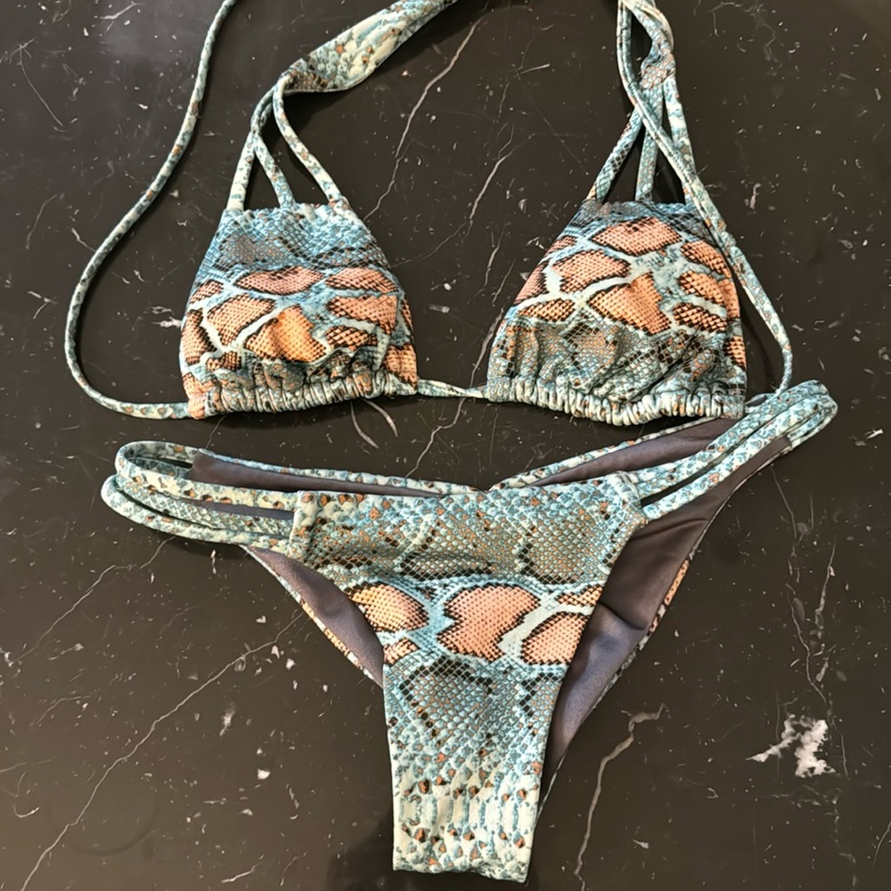 Seaweeds bikini XS bottoms and Small top in good condition. Made in USA!